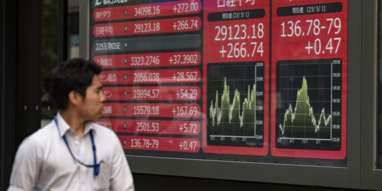 Les marchés boursiers japonais semblent parés pour affronter des vents politiques contraires