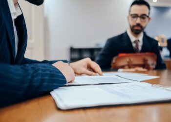Près de la moitié des CFO suisses prévoient une baisse des dépenses salariales